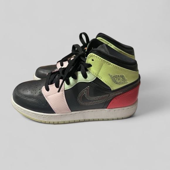 Air Jordan 1 MID SE (GS) - Picture 3 of 5